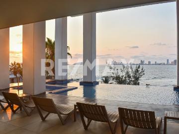 Condominio en Mazatlán con Vista parcial al Mar en el Malecón – 1 Recámara + Loft
