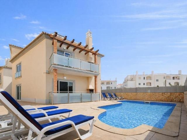 Condomínio privado com 6 apartamentos a 600 metros da praia. 400m² Albufeira e Olhos de Água
