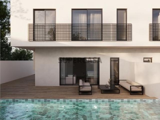 Condomínio Privado em Construção 4 Moradias Familiares com Piscina e Vista Mar, Conclusão 2026