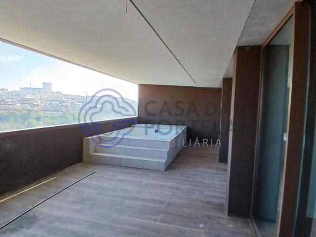 Condomínio privado, fração com varanda/terraço 45m2, garagem 35m2, piscina, ginásio pista atletismo