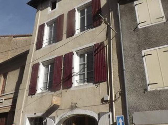 Confolens deux appartements, magasin et cour Bonne affaire