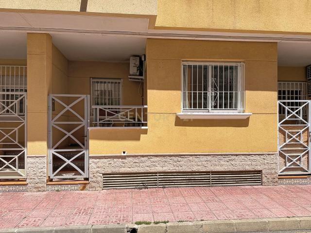 CONFORT Y ESTRATEGIA EN EL CENTRO: PLANTA BAJA CON GARAJE A 200M DEL MAR
