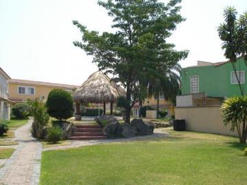 CONFORTABLE CASA CON ALBERCA EN XOCHITEPEC MORELOS