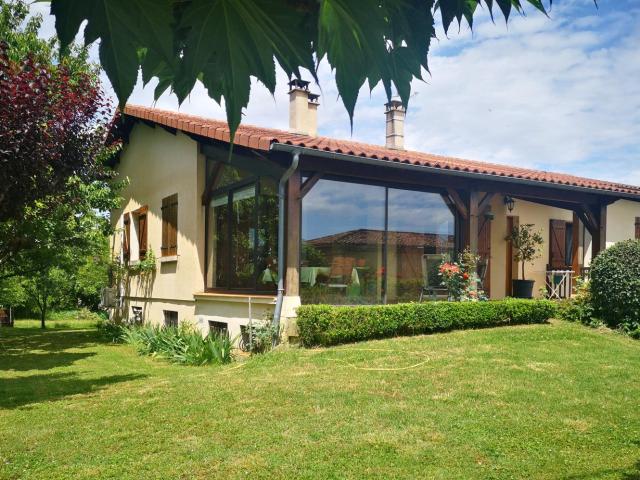 Confortable maison de village avec piscine proche d Auch