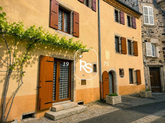 Confortable maison de village de 304 m2 habitables divisée en deux logements