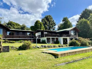 Confortable propiedad con piscina privada y acceso al lago Villarrica