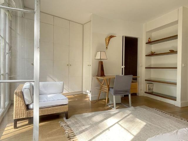 Confortable studio rue Lepic