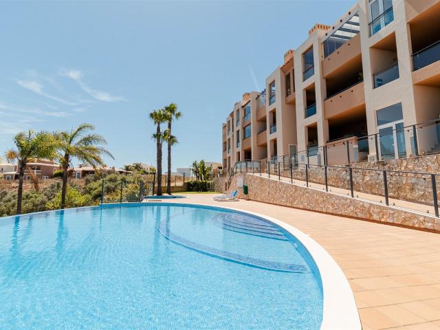 Confortável Apartamento T3 em Condomínio com Piscina e Vista. 132m² Lagos São Sebastião e Santa Maria
