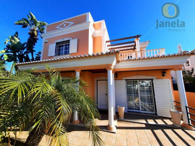 Confortável Moradia com Jardins, piscina e grande garagem 170m² Montenegro