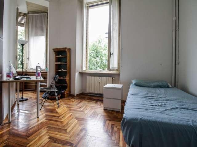 Confortevole camera in appartamento con 6 camere da letto a Vanchiglia, Torino