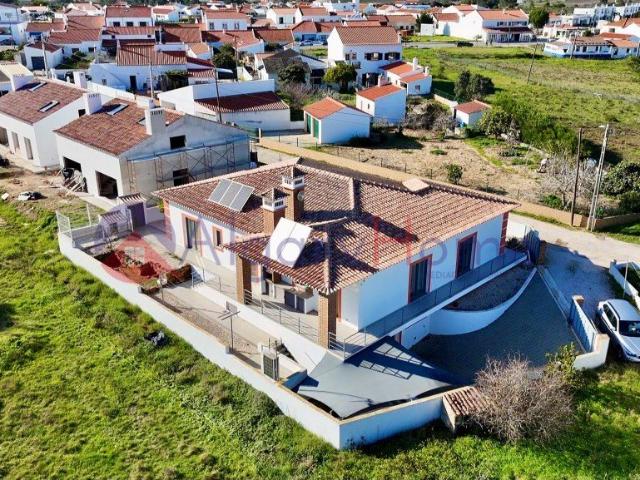 Conforto e Qualidade na Costa Vicentina Moradia T3 com Jar. 220m² Rogil