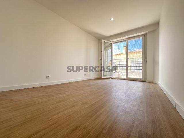 Conforto e Qualidade na Damaia de Cima T2 Totalmente Remodelado