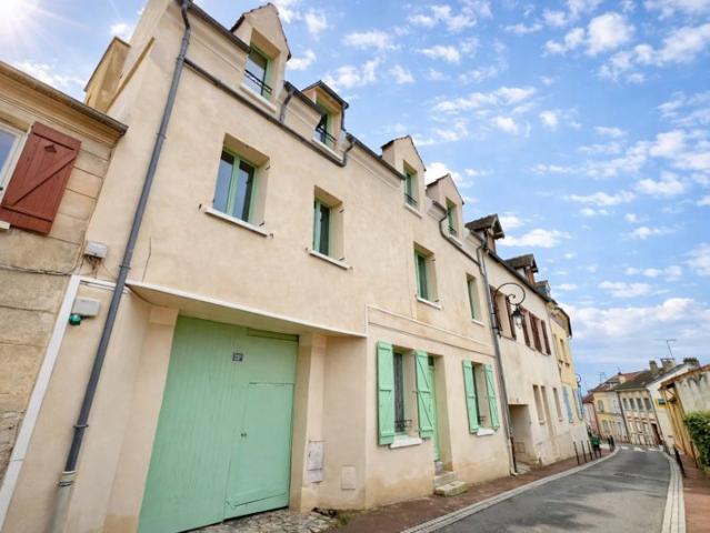 CONFLANS SAINTE HONORINE, EN PLEIN COEUR DU CENTRE HISTORIQUE! A DEUX PAS DES QUAIS DE SEINE, DE LA GARE SNCF, ÉCOLES ET COMMERCES!