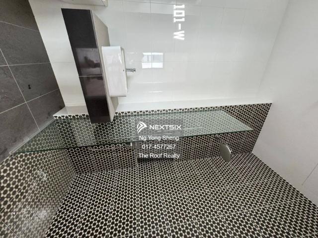 从客厅开始就很有氛围感的单位 Eco Botanic Leaken Type 3层Superlink Endlot【4房4厕】28×75 Built up 2970sqft全装修家私 走温柔奶油风 装修不是普通“做美美”，是真的有home feel那种 附近就是成熟商圈 Gated & Guarded 开车去 Tuas 也方便