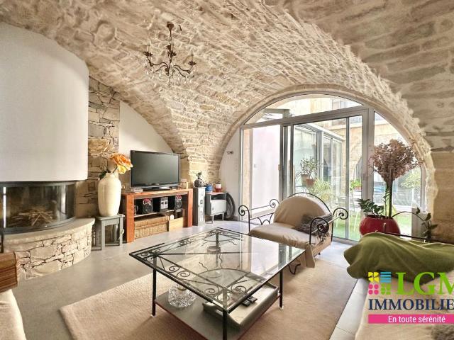 CONGÉNIES Magnifique maison de village rénovée