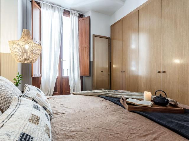Congo Inspired 1 Bedroom Apartment with Balcony and Building Pool in Centro Madrid, Madrid Amsterdam Apartments for Rent