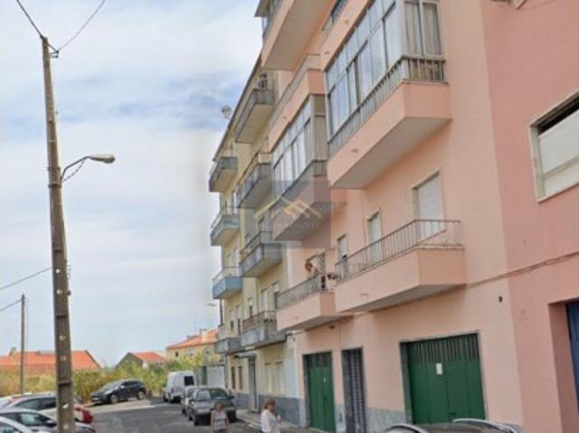 Conjunto 3 Moradias pequenas + Loja em Pátio na zona da Ameixoeira, Lisboa