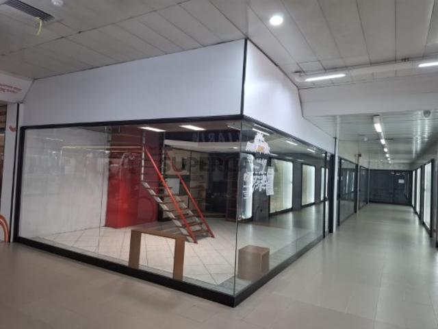 Conjunto de 4 lojas situadas no centro comercial ’Colina do Sol’