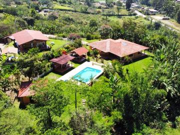 CONJUNTO DE 4 VIVIENDAS CON PISCINA