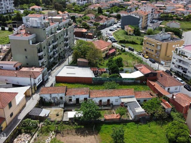 Conjunto de 5 Moradias para Reabilitar com Garagem e Jardim em Localiz