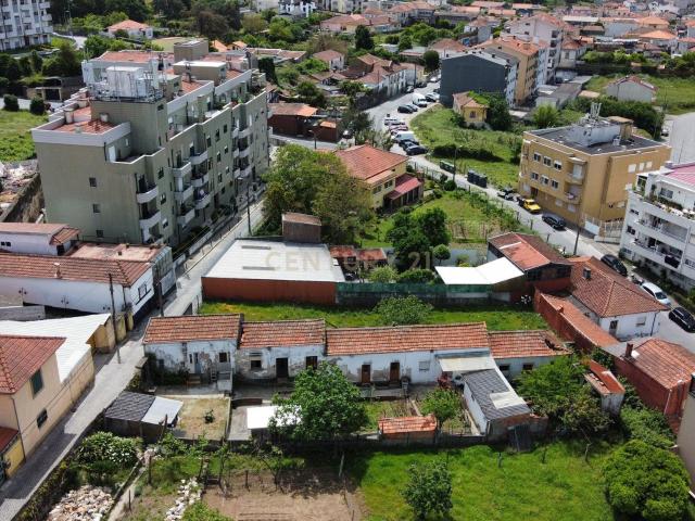 Conjunto de 5 Moradias para Reabilitar com Garagem e Jardim em Localização Privilegiada