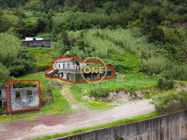 Conjunto de 2 Moradias T2 e 4 Terrenos Rústicos — Ribeira Quente, Ponta Delgada, São Miguel