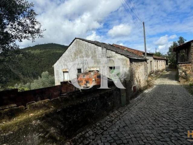 Conjunto de 2 habitações em pedra para renovação com quintal em Figueiró dos Vinhos | 26083856861