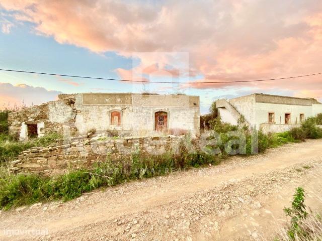 Conjunto de 2 ruinas com terreno