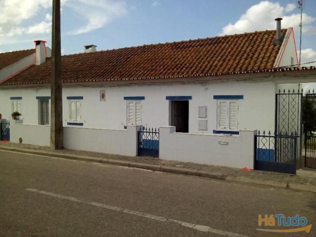 Conjunto de 3 moradias térreas com logradouro comum, localizadas na Vila de Mora. | 26082836627