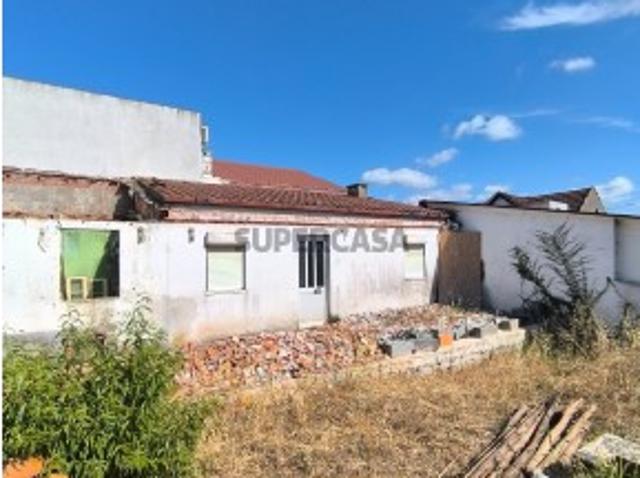 Conjunto de três moradias para renovar em Santa Clara