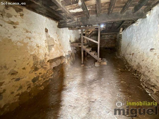 CONJUNTO DE CASA Y CUADRA PARA REHABILITAR CON UN PEQUEÑO JARDÍN EN HELGUERAS, VAL DE SAN VICENTE