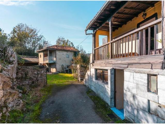 Conjunto de Casas con Finca en Perlín, Trubia – Un Rincón Asturiano para Vivir y Crear