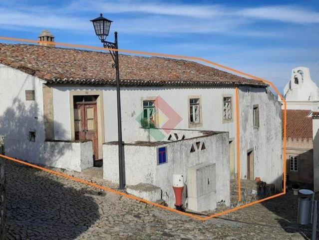 Conjunto de dois prédios para habitação e atividade industrial/padaria, com uma área total de 342m2, situados na vila de | 26064063445