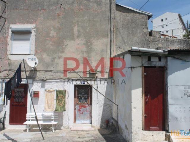 Conjunto de dois prédios urbanos em propriedade total, para reconstrução, em Chelas. | 26073478333