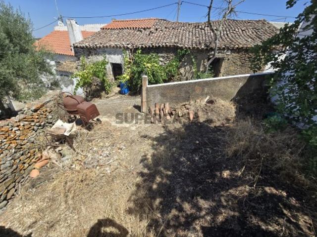 Conjunto de duas ruínas e parcela de terreno