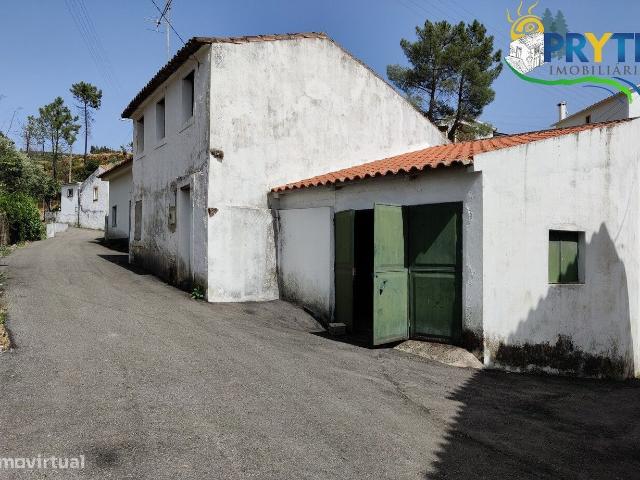 Conjunto de duas runas destinadas a habitao perto de Mao