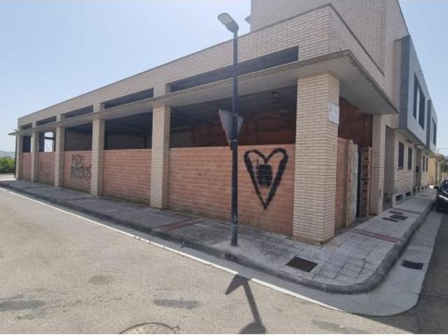 Conjunto de local comercial y tres plazas de garaje en La Joyosa
