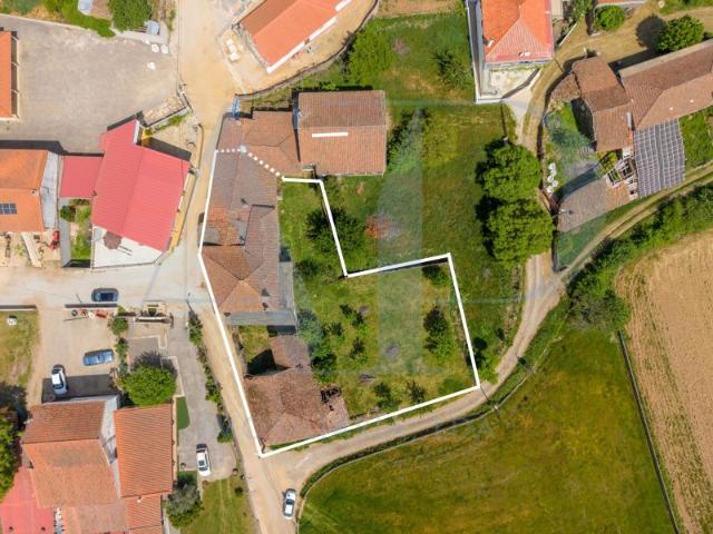 Conjunto de moradias em pedra com terreno no centro de São Vicente da Raia