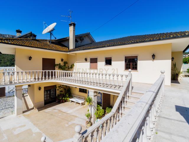 CONJUNTO MORADIA, 4 APARTAMENTOS E PAVILHÃO