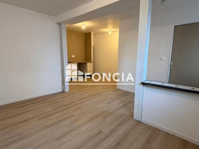 Conlie, immeuble composé de deux logements