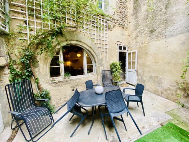 Conques sur Orbiel: maison de village de 207 m2 avec cours e