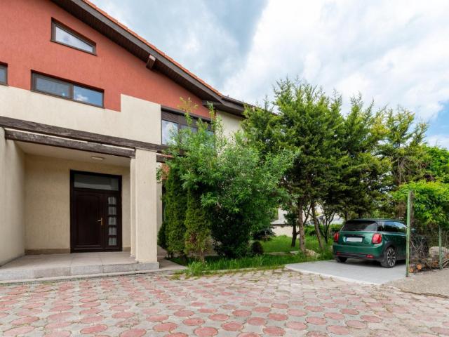 Constanta Sud Lazu, vila P+1, 5 camere, renovata 2026