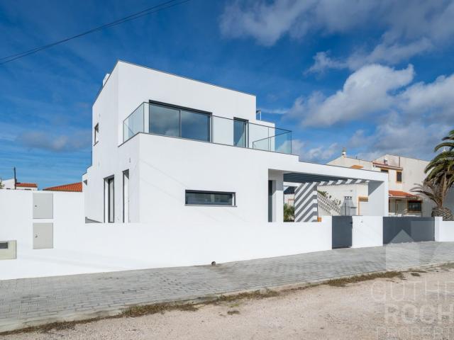 Construção nova com piscina