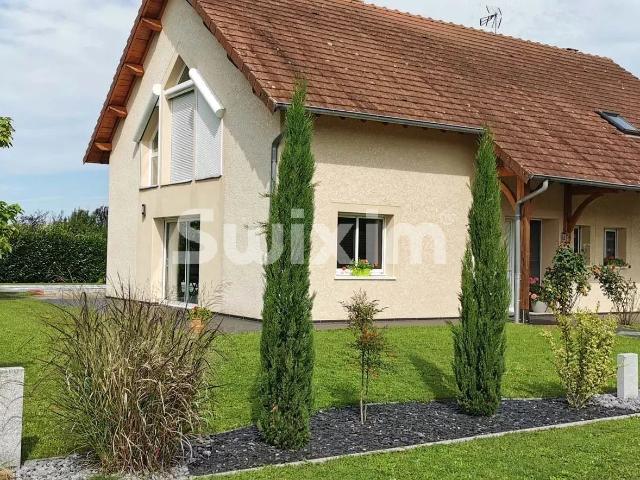 Construction traditionnelle avec piscine sécurisée et garage. 190m² Parcey