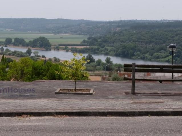 Construa a sua moradia com vista para o Tejo lote de 649 m² em Constância