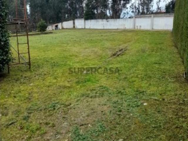 Construa já: Moradia térrea de arquitetura moderna com projeto aprovado e piscina