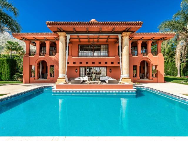 Construida en una gran parcela de 2100 m2, esta mansión es e. 1395m² Marbella