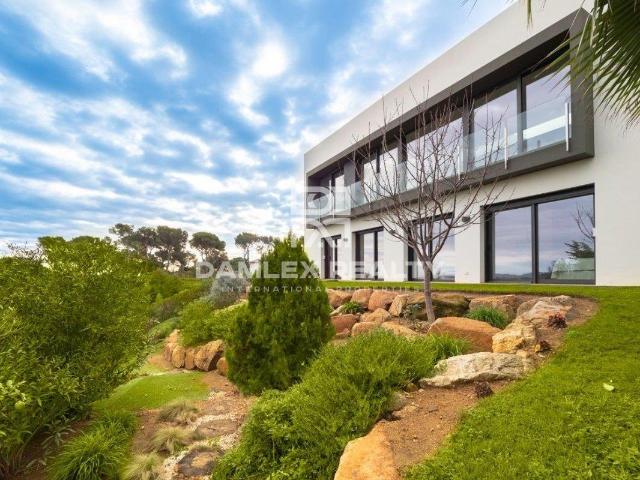 Construida en 2016 por un arquitecto de renombre, esta elega. 248m² Platja d'Aro