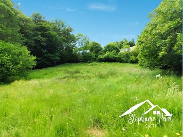 Construisez votre avenir dans un havre de paix ! Saisissez l'opportunité de bâtir votre projet sur un terrain constructible de 2487 m² à Peret Bel Air