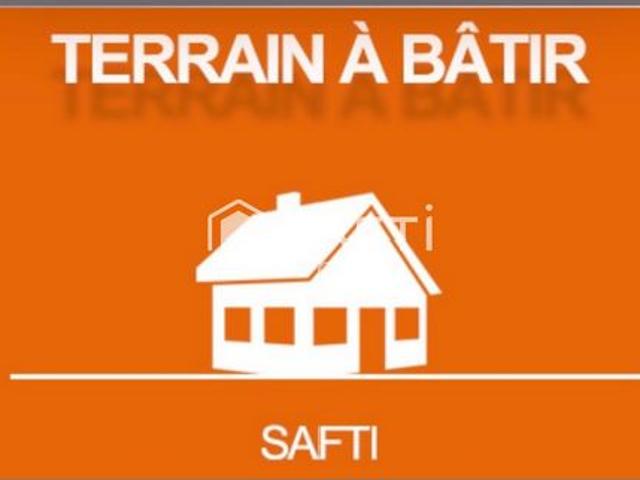 Construisez votre maison sur ce beau terrain de 815 m2 et vous profiterez d'un cadre paisible